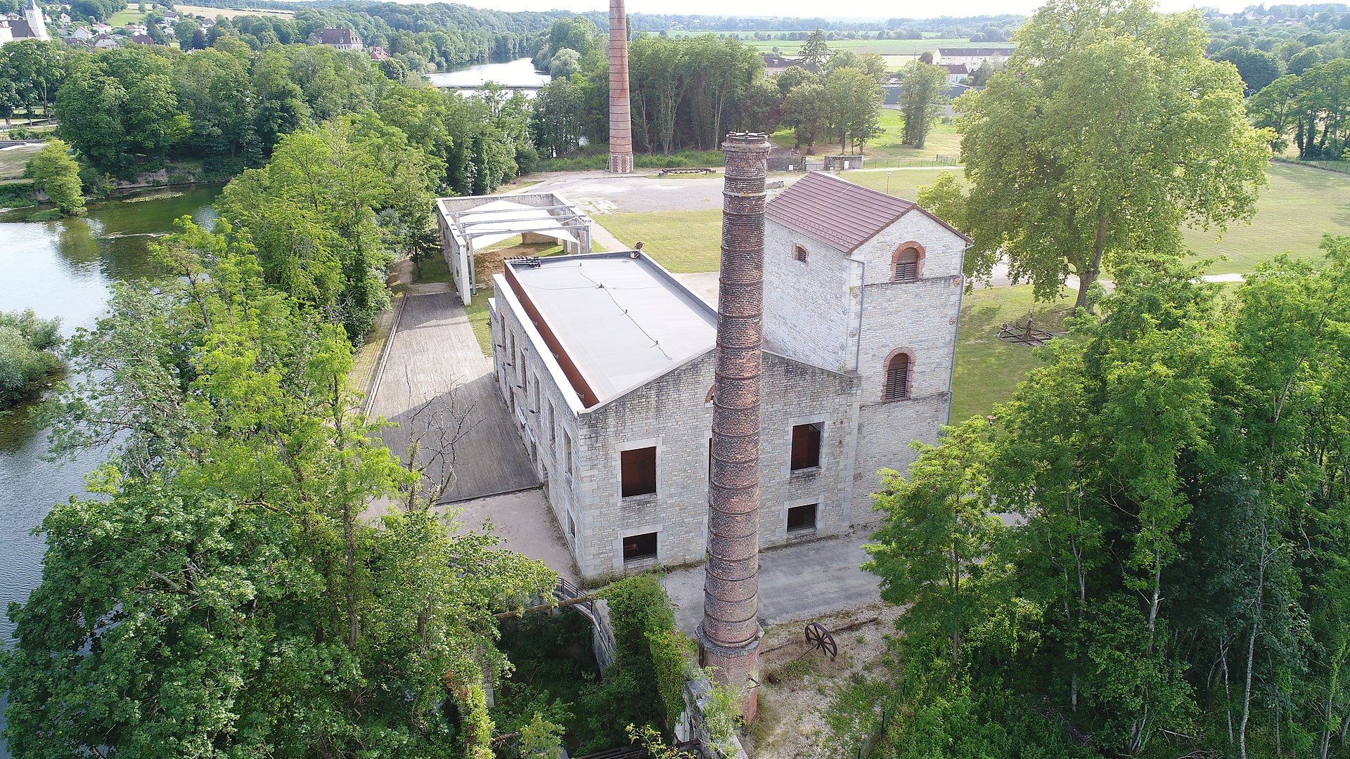 Les Forges de Fraisans, situées dans la vallée du Doubs, exploitaient les ressources ferrifères par des galeries souterraines allant jusque Ougney