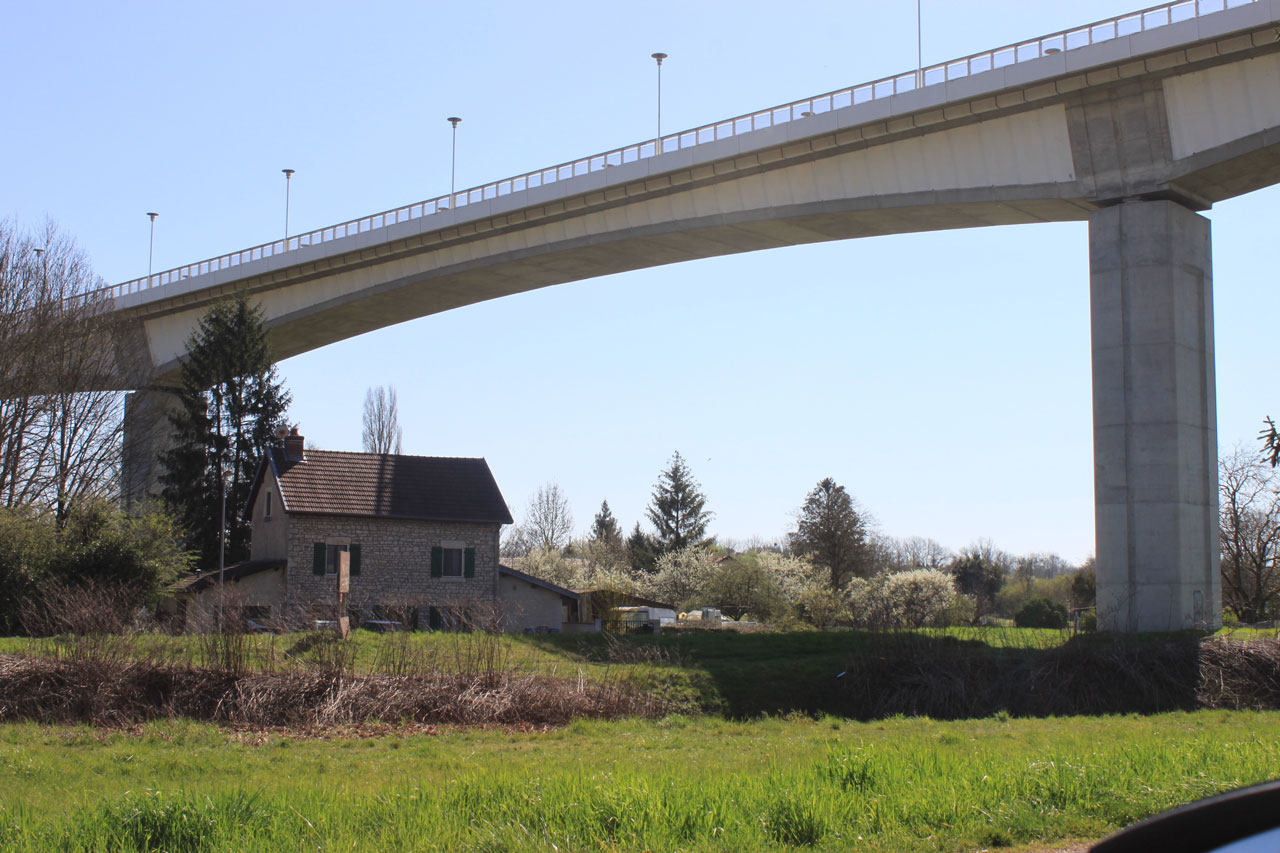 Le pont de la corniche vu depuis le chemin de halage.