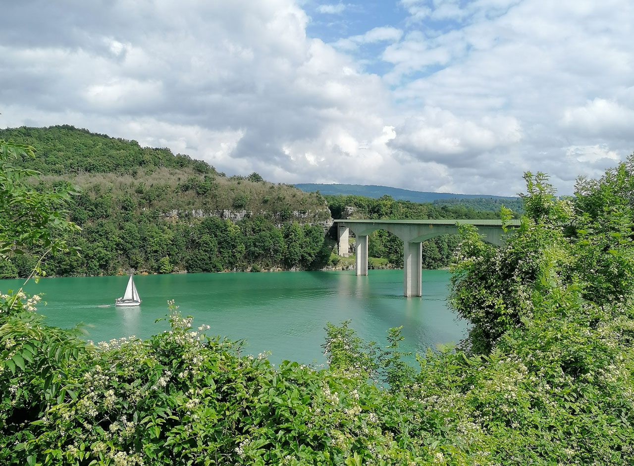 Le lac de Vouglans et le pont de la Pyle. Un lac artificiel producteur d'énergie devenu un site majeur pour les loisirs aquatiques. 