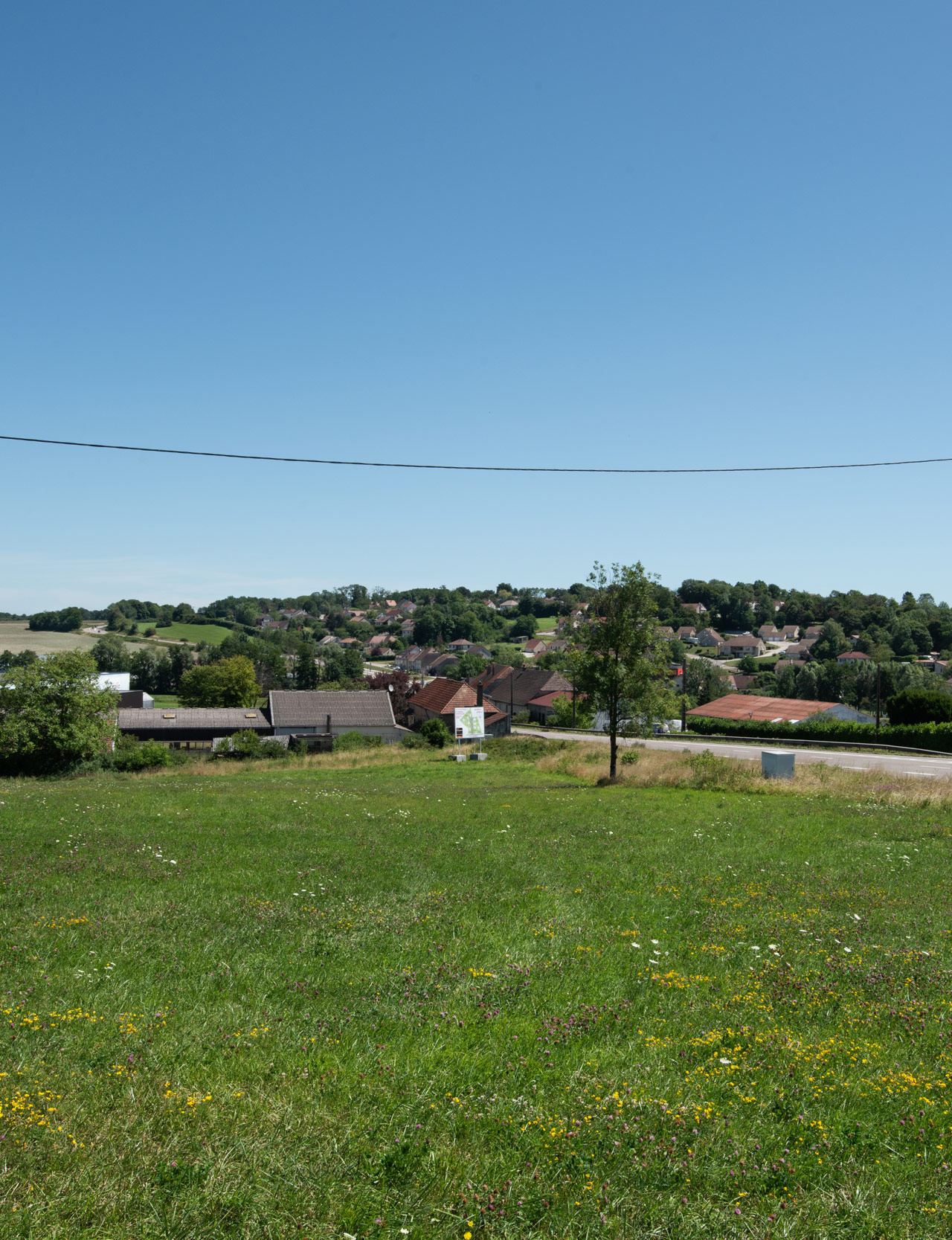 Des projets d'extensions urbaines qui voient le jour dans le paysage de la vallée du Doubs sur les 'bonnes' terres agricoles - RD673 reliant Dole à Besançon - La Barre 