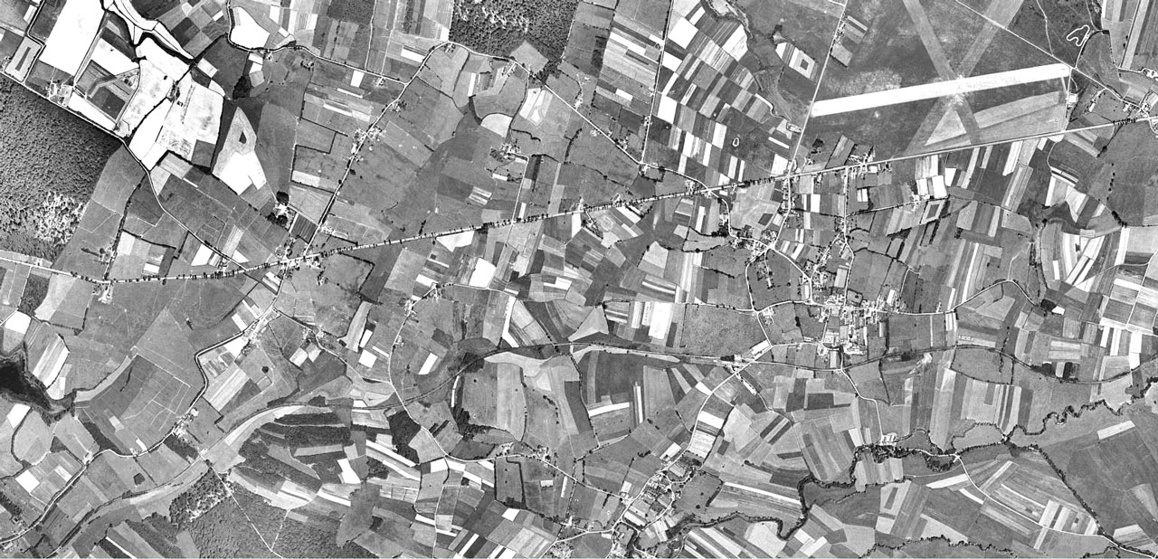 1962 : Aux abords de la RD678, les paysages agricoles dominent, le village de Courlaoux est très peu développé.