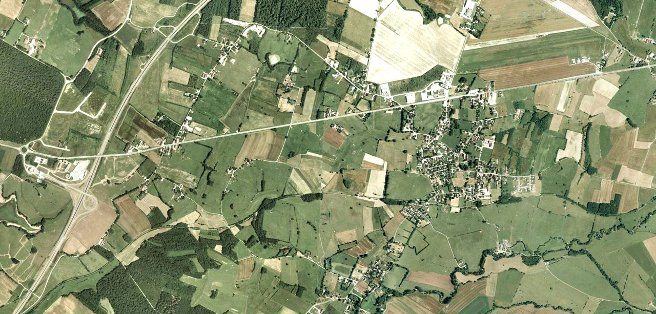 Début 2000 : l'autoroute A39 traverse la Bresse comtoise du Nord au Sud. Courlaoux a connu un développement pavillonnaire important sur les flancs de ses axes routiers. 