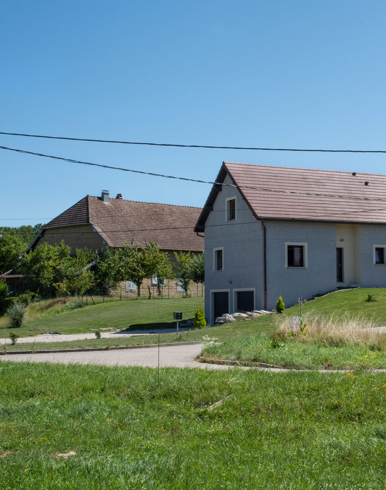 Des contrastes architecturaux forts entre fermes bressannes typiques et maisons plus contemporaines - Bresse des étangs - Vers-sous-Sellières