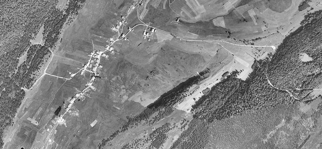 1962 : le village linéaire de Chaux-des-Prés se situe au bord de la tourbière "les Douillons"