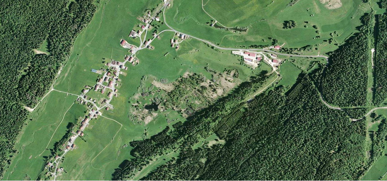 2020 : la morphologie du village n'a pas évolué depuis les années 2000. La tourbière accueille une végétation arborée plus étendue. La forêt continue de s'étendre sur certaines lisières. 