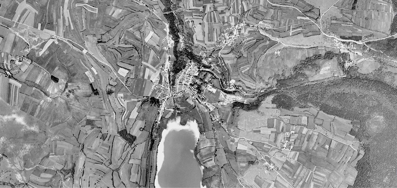 1962 : le village de Clairvaux-les-Lacs est principalement concentré au nord. Les bords du lac sont à dominante agricole. 