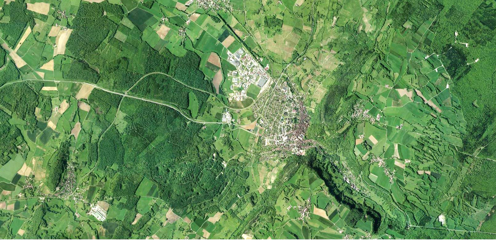 2018 : La zone d'activité s'est largement développée en entrée de ville de Poligny. En entrée de reculée, la forêt est descendue en lisière urbaine. Au contraire, sur les zones viticoles, la frontière entre vignes et forêt se maintient face à la pression foncière de l'AOP Vins du Jura.